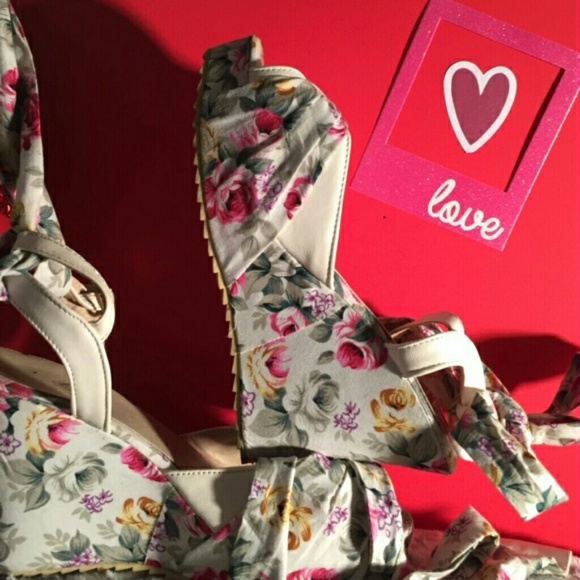 💐❌SOLD🎊💐Floral lace up heeled sandals - Picture 2 of 8